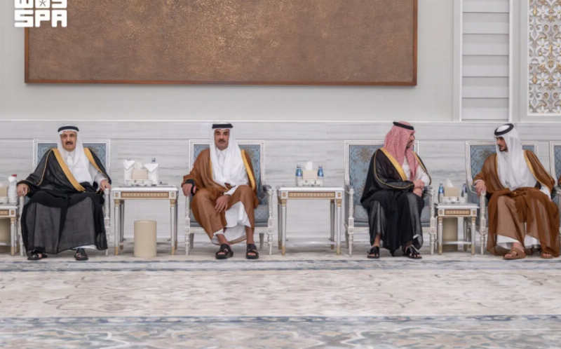 منصور بن متعب ينقل تعازي القيادة لأمير دولة قطر في وفاة الشيخ حمد بن خليفة آل ثاني