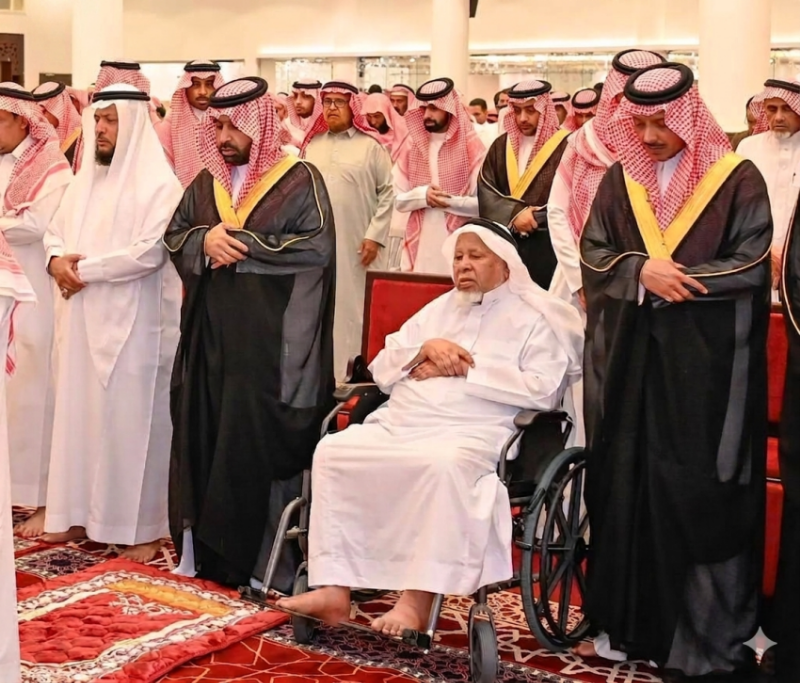 أمير منطقة جازان يقدّم واجب العزاء في وكيل محافظة جزر فرسان محمد النعمي