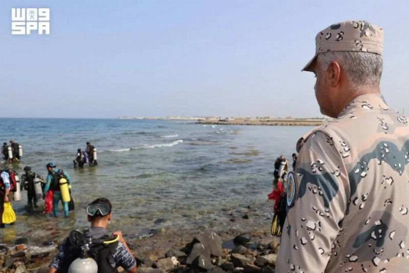 حرس الحدود ينفذ مبادرة لتنظيف قاع البحر في جدة