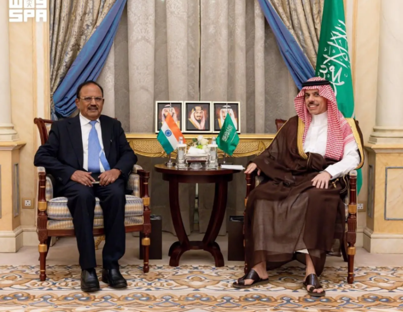وزير الخارجية ومستشار الأمن الوطني الهندي يبحثان مستجدات الأوضاع الإقليمية وأمن الطاقة وحماية الممرات المائية