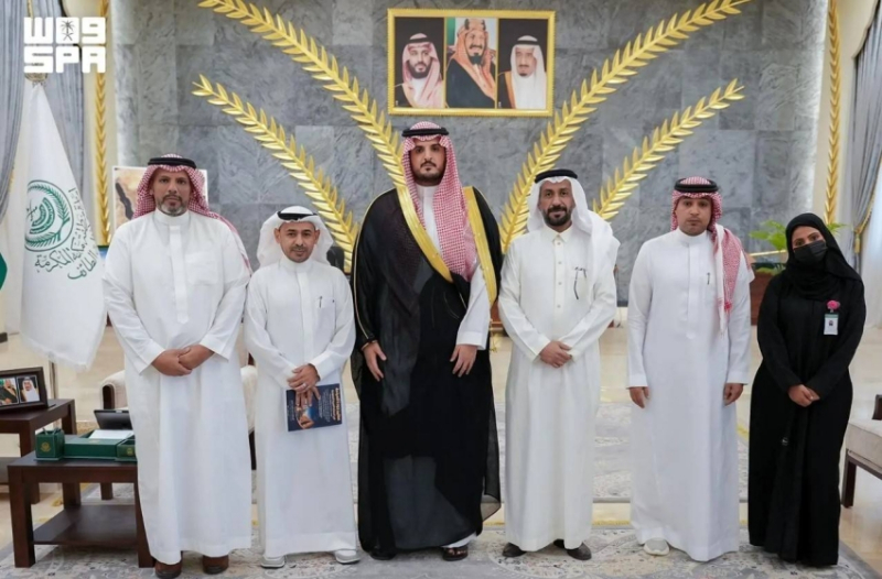 مُحافظ الطائف يطلع على أبرز برامج ومبادرات جمعية خبراء السياحة