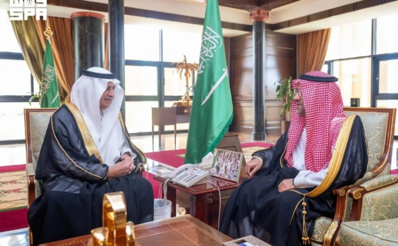 أمير تبوك يستقبل مدير فرع مركز المعلومات الوطني بالمنطقة بمناسبة تعيينه
