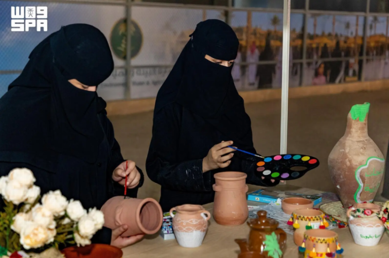 تجارب حِرفية تفاعلية تثري فعاليات سوق المزارعين بالعويقيلة