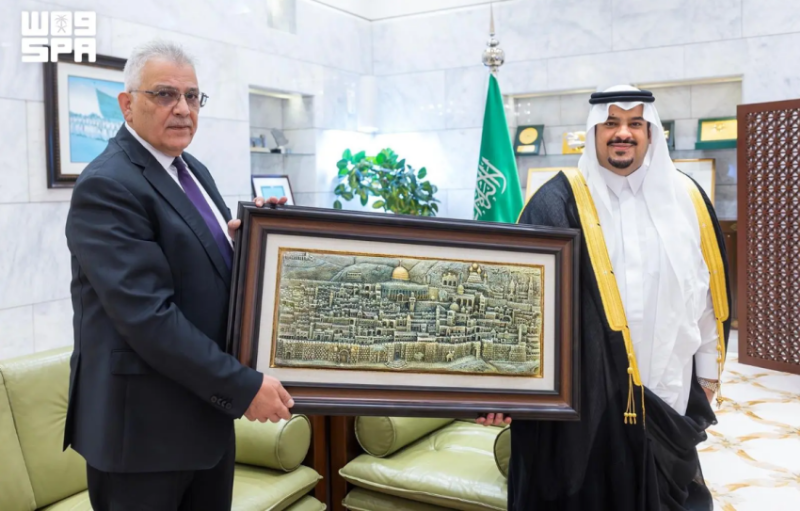 نائب أمير منطقة الرياض يستقبل سفير دولة فلسطين لدى المملكة