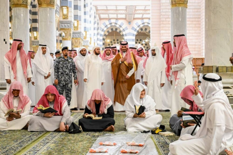 أمير منطقة المدينة المنورة يزور حلقات تحفيظ القرآن الكريم والمتون العلمية في المسجد النبوي