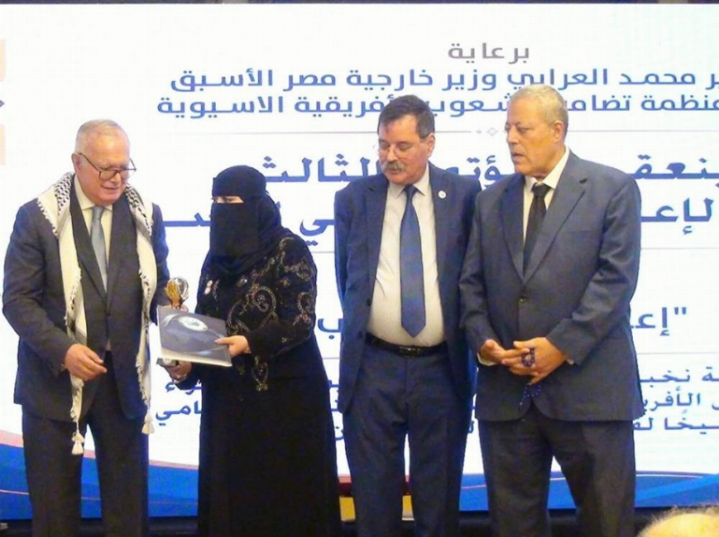 تكريم الدكتورة فاطمة الرويس بجائزة التأثير الإنساني بمجال الإعلام التربوي والتعليمي