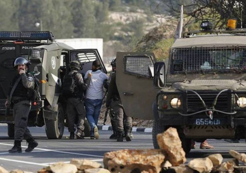 الاحتلال يعتقل ما لا يقل عن (8) فلسطينيين من مدن الضفة