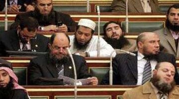 حتى لا ننسى.. استحواذ الإخوان على برلمان 2012.. أغلبية تحت القبة واستقطاب فى الشارع باسم الدين.. تجربة سياسية انتهت بحل المجلس وكشف رغبة الجماعة الإرهابية في السيطرة على الدولة وتمرير قوانين تحمي التنظيم
