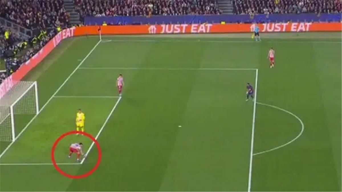 يويفا يحسم جدل ركلة جزاء برشلونة أمام أتلتيكو مدريد في دوري أبطال أوروبا
