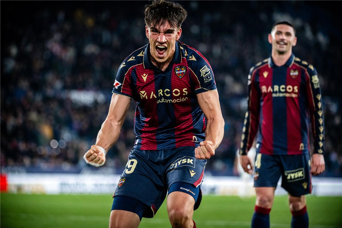 ضحية كارلوس إسبي.. لاعب ريال مدريد يفكر في الرحيل