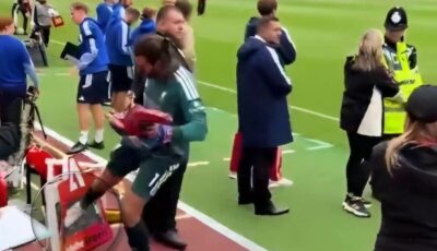 موقف غريب.. لوحة التبديلات تثير أزمة بين حارس ليفربول وحكم مباراة نوتنجهام| صور