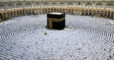 خطيب المسجد الحرام يحذر من الانسياق وراء الكهانة والعرافة وأبراج الحظ