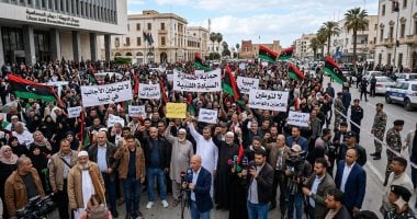 ليبيون يغلقون الطريق الساحلى فى الزاوية احتجاجا على انقطاع الكهرباء