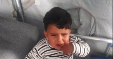 عام من الألم.. الطفل يزن عباس يعاني من جدري الماء وسط قسوة الحياة فى غزة