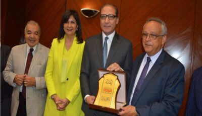 عفيفي يكرم مدير مكتبة الإسكندرية على هامش معرض أخبار اليوم للتعليم العالي بالإسكندرية