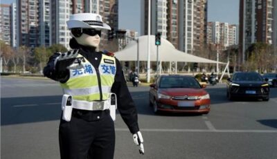 «روبوكوب»| روبوتات الذكاء الاصطناعي تقود تنظيم المرور بالمدن الصينية
