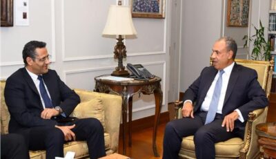 وزير الخارجية يستقبل نقيب الصحفيين ويشيد بالدور الوطني للصحافة المصرية