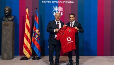 طارق قنديل يهدي قميص الأهلي لقيادات برشلونة