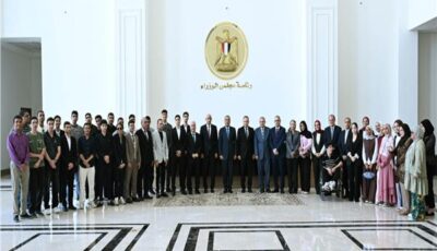 رئيس الوزراء لـ«أوائل الثانوية العامة»: الطالب المتفوق ينبغي أن يستمر في الجامعة