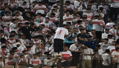 لاعبو الزمالك يهدون الجماهير قميصين يحملان الرقم 1 قبل مواجهة الاتحاد