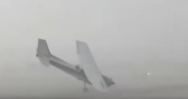 رياح الموت تضرب إيطاليا وتثير الفوضى.. طائرات تتساقط وتزرع الرعب.. فيديو