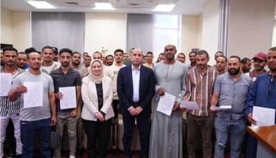 وزير العمل يُسلّم عقودًا جديدة لشباب اجتازوا اختبارات العمالة الزراعية بالأردن