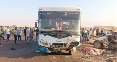مصرع 9 أشخاص وإصابة 8 آخرين إثر حادث تصادم سيارتين على طريق مطروح