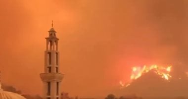 شاهد.. مساجد الجزائر تصدح بتكبيرات الأذان وسط ألسنة نيران الحرائق