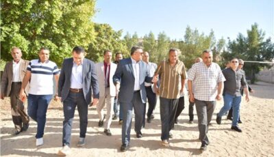 محافظ قنا يعفي مدير مدرسة من منصبه.. ويوجه بتفعيل نظام النداء الآلي بمستشفى أبوتشت