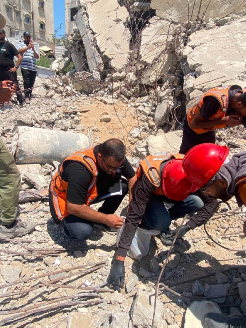 انتشال (112) جثمانًا من تحت أنقاض منازل في غزة