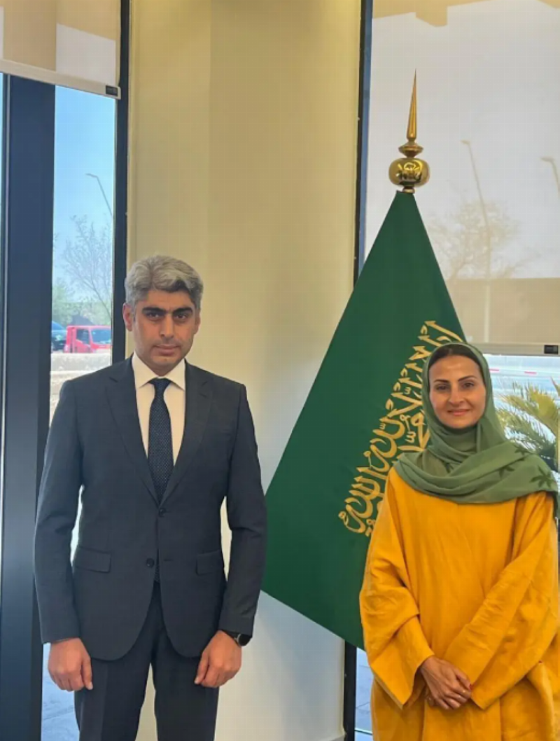 سارة بنت بندر تبحث مع مستشار سفارة أذربيجان انضمام بلاده للمجلس الدولي للتمور