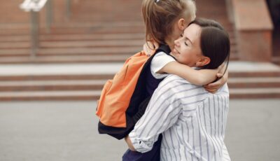هل تزرعين الخوف في طفلك بحسن نية؟ 8 سلوكيات تزيد قلقه | أسرة