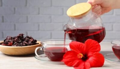 فوائد ومحاذير.. ماذا يحدث لجسمك عند شرب الكركديه يوميًا؟