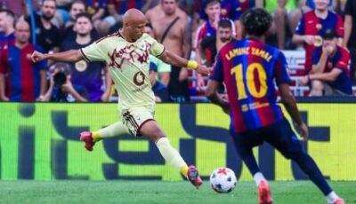 برشلونة يتوج بكأس خوان جامبر بعد الفوز على الأهلي 2-1