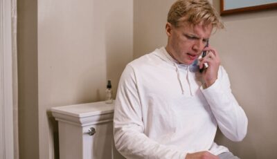 تجنبا لعواقب صحية.. دراسة تحذر من اصطحاب هاتفك إلى المرحاض | صحة