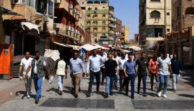 محافظ أسوان يتفقد الأسواق والشوارع والميادين.. ويوجه بغلق المحال والمقاهى المخالفة