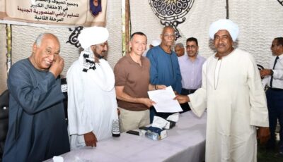 بعد إنتظار 20 عاما.. محافظ أسوان يسلم عقود أراضى المنصورية الجديدة بدراو للمستحقين
