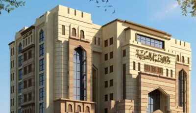 دار الإفتاء تحسم الجدل حول حكم تصحيح القراءة للإمام أثناء الصلاة