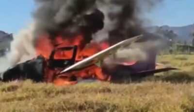 لحظة اشتعال طائرة صغيرة في الجو وسقوطها جنوب شرقي البرازيل