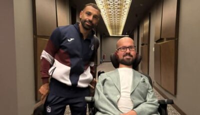 لقاء استثنائي مع الفرعون.. لاعب البوتشيا يحتفل بصورته مع محمد صلاح