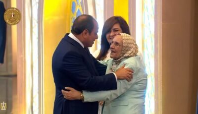 لفتة إنسانية.. الرئيس السيسي يقبل رأس آمال إسماعيل صاحبة الـ83 عاما عقب تكريمها