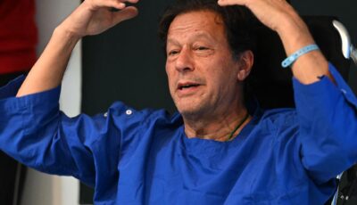 طبيبه ينتظره في مستشفى وهو يُفحص في آخر.. ماذا جرى لعمران خان؟ | أخبار