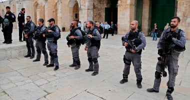 قوات الاحتلال تعتقل مالايقل عن 19 فلسطينيا من الضفة الغربية