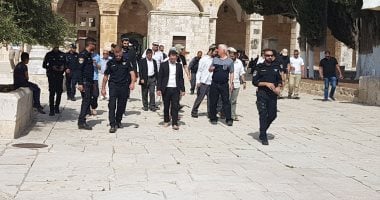 مستعمرون يحاولون إحراق مسجد فى نابلس ويخطون شعارات عنصرية