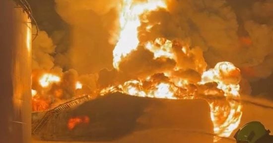 حريق هائل بمصنع كرتون بالعبور والحماية المدنية تدفع بـ9 سيارات إطفاء