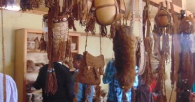 الحثال والخرج والهمل.. المشغولات اليدوية فى حلايب وشلاتين تحكى تاريخ القبائل البدوية.. سيدات الجنوب يحولن الجلود وسعف النخيل لأدوات ترافق رحلات الرعى.. ومنازل بسيطة تحتضن منتجات تصل إلى أكبر المعارض.. صور