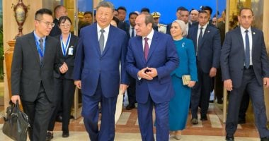 صور استقبال الرئيس السيسي وقرينته للرئيس الصينى وزوجته بمطار القاهرة