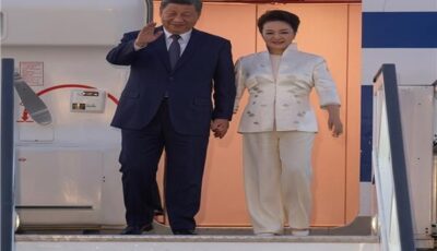 الرئيس السيسي وقرينته يودعان الرئيس الصيني وزوجته بمطار القاهرة