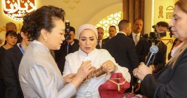 السيدة انتصار السيسى تنشر فيديو لجولة برفقة قرينة الرئيس الصينى لتفقد المصنوعات المصرية