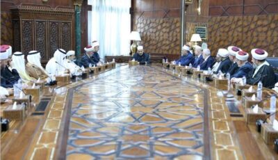 مفتي الجمهورية ووفد من كبار العلماء يزورون شيخ الأزهر خلال مؤتمر الإفتاء العالمي الـ11